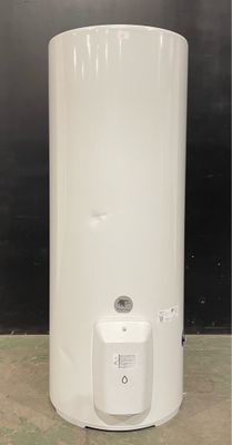 un chauffe-eau blanc posé au sol devant un mur noir