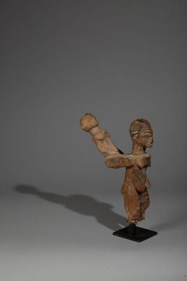 une image représentant une sculpture en bois d'une femme tenant une balle