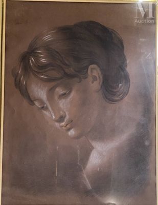 tableau représentant le visage d'une femme, dans un cadre doré, accroché au mur