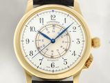 une image montrant un gros plan d'une montre-bracelet au boîtier en or