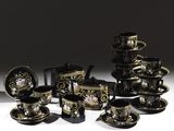 beaucoup de tasses à thé et de soucoupes noires et dorées