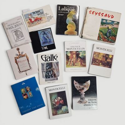 de nombreux livres qui sont posés ensemble sur la table