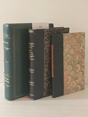 plusieurs livres sont empilés sur une table