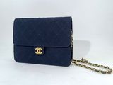 Sac Chanel à rabat matelassé bleu marine avec finitions dorées