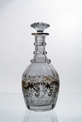 une bouteille en verre transparent ornée d'un motif décoratif