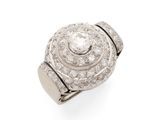 une bague en diamant et or blanc, signée Cartier