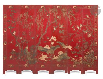 une image représentant un écran rouge orné d'oiseaux et de fleurs