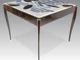 une image d'une table avec un plateau en verre et des pieds en métal