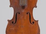 un vieux violon avec un archet sur fond blanc