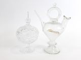 deux vases en verre placés l'un à côté de l'autre