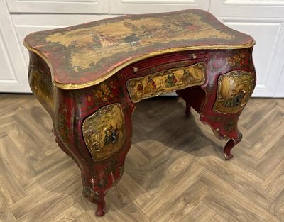 un bureau ancien peint, muni de tiroirs, surmonté d'autres tiroirs