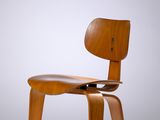 une image représentant une chaise en bois avec une assise en bois posée sur une surface blanche