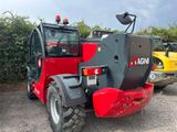 une voiture rouge et noire garée sur un parking