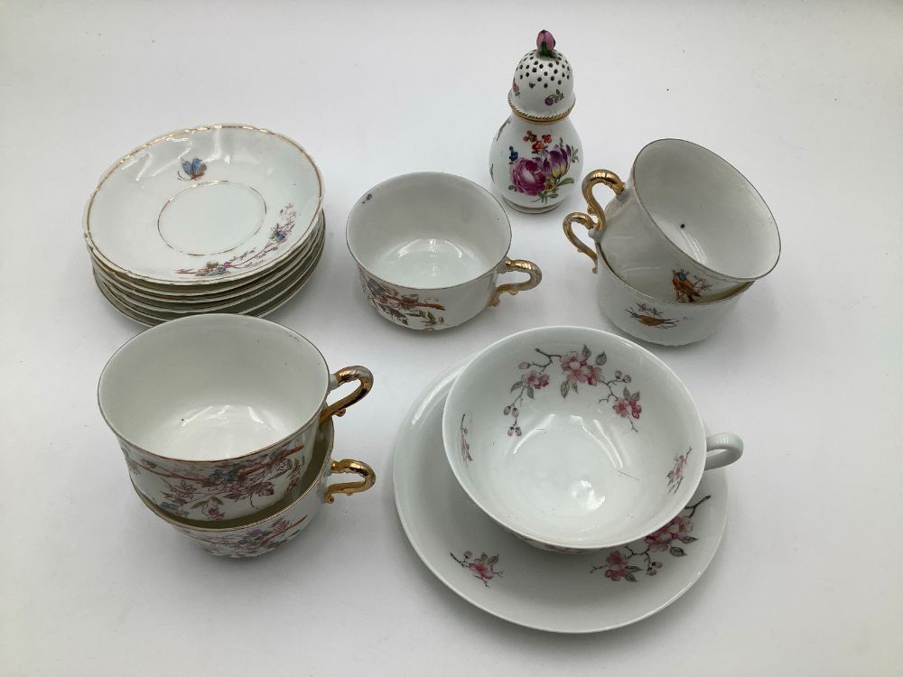 Service à thé en porcelaine 12 pièces marque GFM/GDM France. Comprend : 5 tasses et 6 coupelles Peinture écaillée à c...
