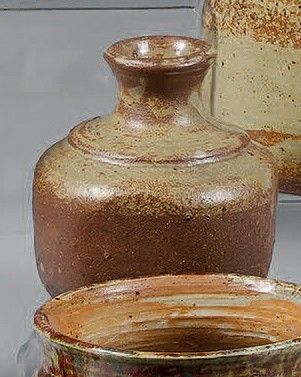 trois vases posés l'un à côté de l'autre sur une table