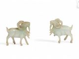 paire de figurines de moutons sculptées sur fond blanc, avec un fond blanc