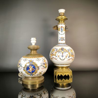 paire de lampes anciennes en porcelaine, ornées de motifs dorés et bleus