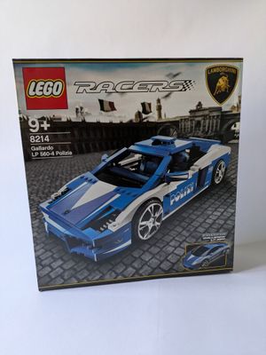 la boîte est ouverte pour montrer l'avant d'une voiture de sport bleue et blanche
