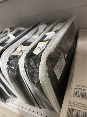 de nombreux bagages posés sur une étagère dans un magasin