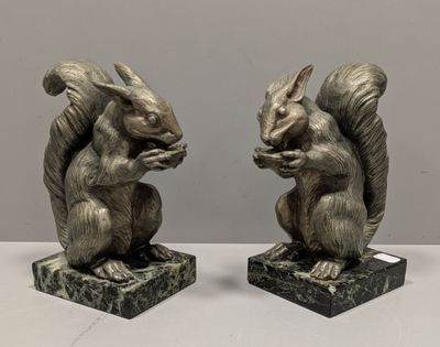 une paire de serre-livres en bronze représentant des écureuils, sur des socles en marbre