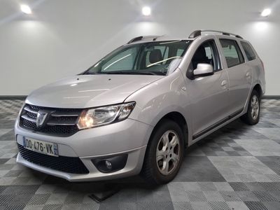 une photo d'une dacia argentée garée dans une pièce