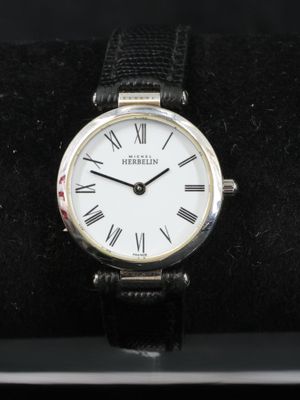 un gros plan d'une montre-bracelet dans une vitrine