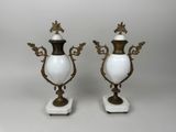 paire de vases anciens blancs et dorés sur des socles en marbre