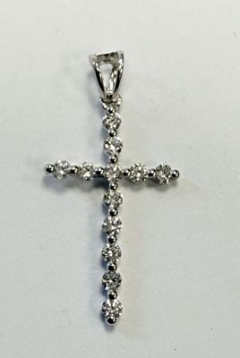pendentif en forme de croix en diamant sur fond blanc