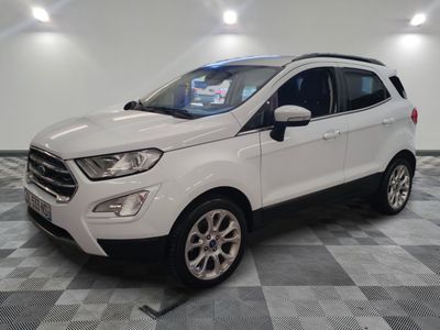 Le SUV Ford Eco-Pace blanc est garé dans un showroom