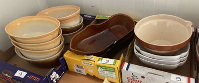 de nombreux bols et casseroles posés sur une table