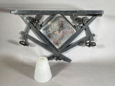 un tableau accroché au mur, avec un vase à côté