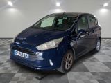 la voiture bleue est garée dans le garage sur le sol en damier