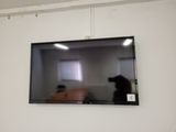 une télévision à écran plat accrochée au mur dans une pièce