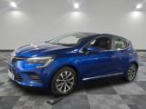 une voiture bleue garée dans un garage au sol en damier