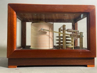 une vitrine en bois contenant une horloge
