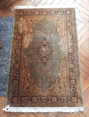 deux tapis posés à même le sol dans une pièce dotée d'un parquet en bois massif