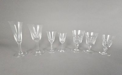 six verres à vin vides alignés en rang sur une surface grise