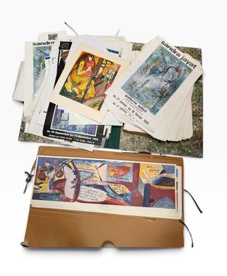 beaucoup de livres et de papiers par terre