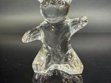 figurine en cristal représentant un ours en peluche en robe, posée sur un socle noir