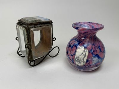 deux vases posés l'un à côté de l'autre sur une table