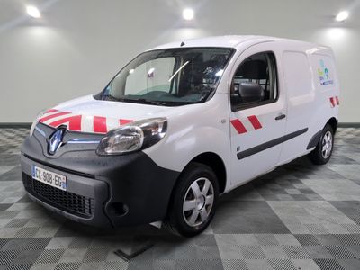 la photo d'une camionnette blanche avec une bande rouge et blanche sur le côté