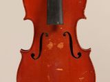 un vieux violon avec un archet accroché à son dos