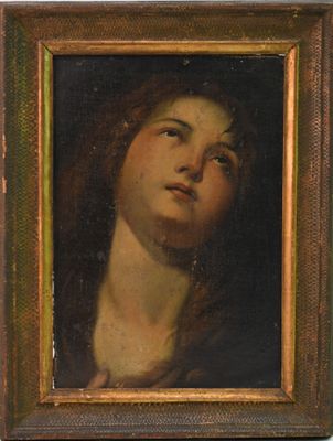 une peinture à l'huile représentant le visage d'une femme, dans un cadre doré