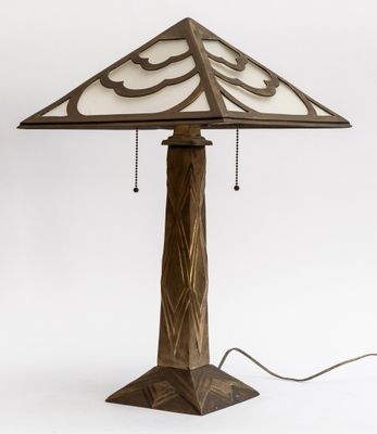 une lampe posée sur une table