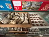 une vitrine contenant une sélection de chocolats
