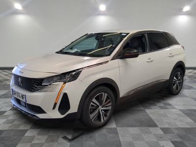 un SUV blanc garé dans un garage au sol carrelé
