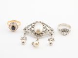 une collection de bijoux comprenant des bagues, des bagues et des bagues