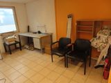 une pièce dans laquelle se trouvent deux chaises et un bureau