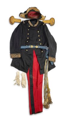 une image d'un uniforme noir avec un pantalon rouge et un chapeau