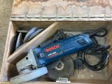 une boîte avec des outils à l'intérieur sur le sol